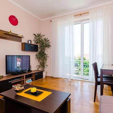 Apartment Good Vibes - One Bedroom With Balcony And City View